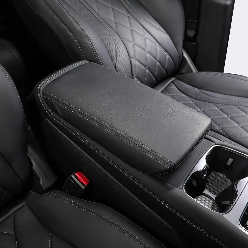 BYD Sealion 7扶手套，TOP BYD品牌汽车内饰配件，软质材料覆盖，提升驾驶舒适度。