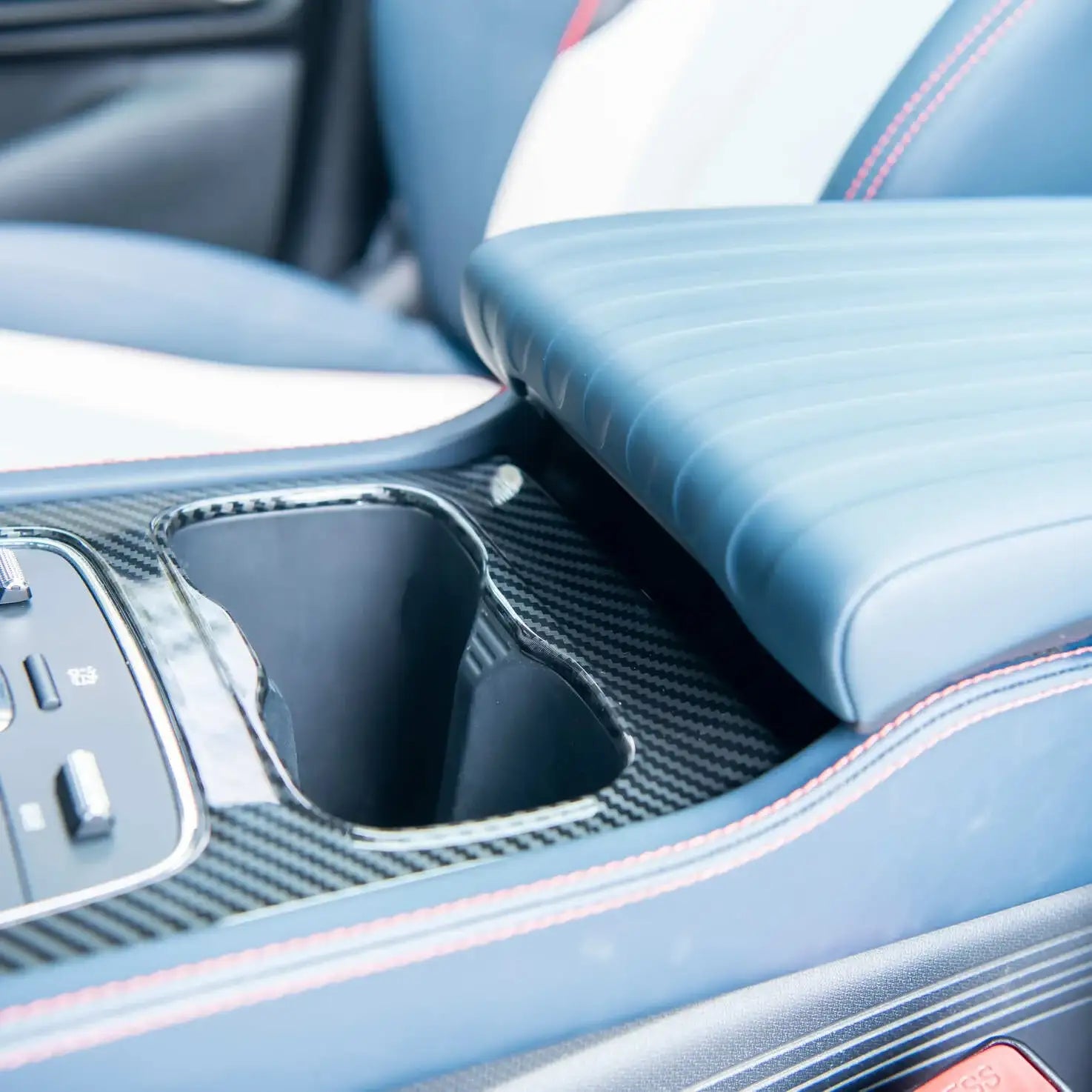 比亚迪宋Pro内饰配件，TOP BYD品牌ABS碳纤维中控台包裹，提升车辆内饰质感和保护。